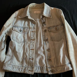 Jeans jacka  - Funderar på att sälja min ljusa jeans jacka. Den har väldigt fin färg och är så fin att ha på sommaren.
