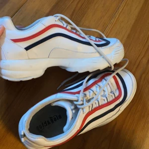 Fila liknande skor - Säljer dessa skor i storlek 37, liknar fila skor🤍🤍