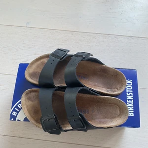 Birkenstock  - Säljer dessa svarta birkenstock arizona soft footbed i storlek 36. Sparsamt använda i bra skick. Köpta för 1000kr säljer för 450kr. Skriv privat vid intresse! 💓