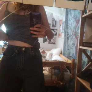Mörk blå NA-KD jeans - High waisted, mörkblå, stright leged men väldigt utsvängda. 