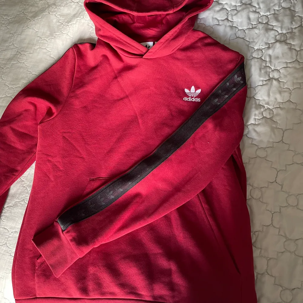 Röd adidas hoodie, använd en gång så den är i väldigt fint skick! Storlek S . Hoodies.
