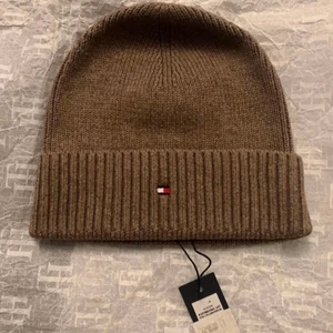 Tommy hilfiger mössa - Brun/beige mössa aldrig använd (tror den är One size)