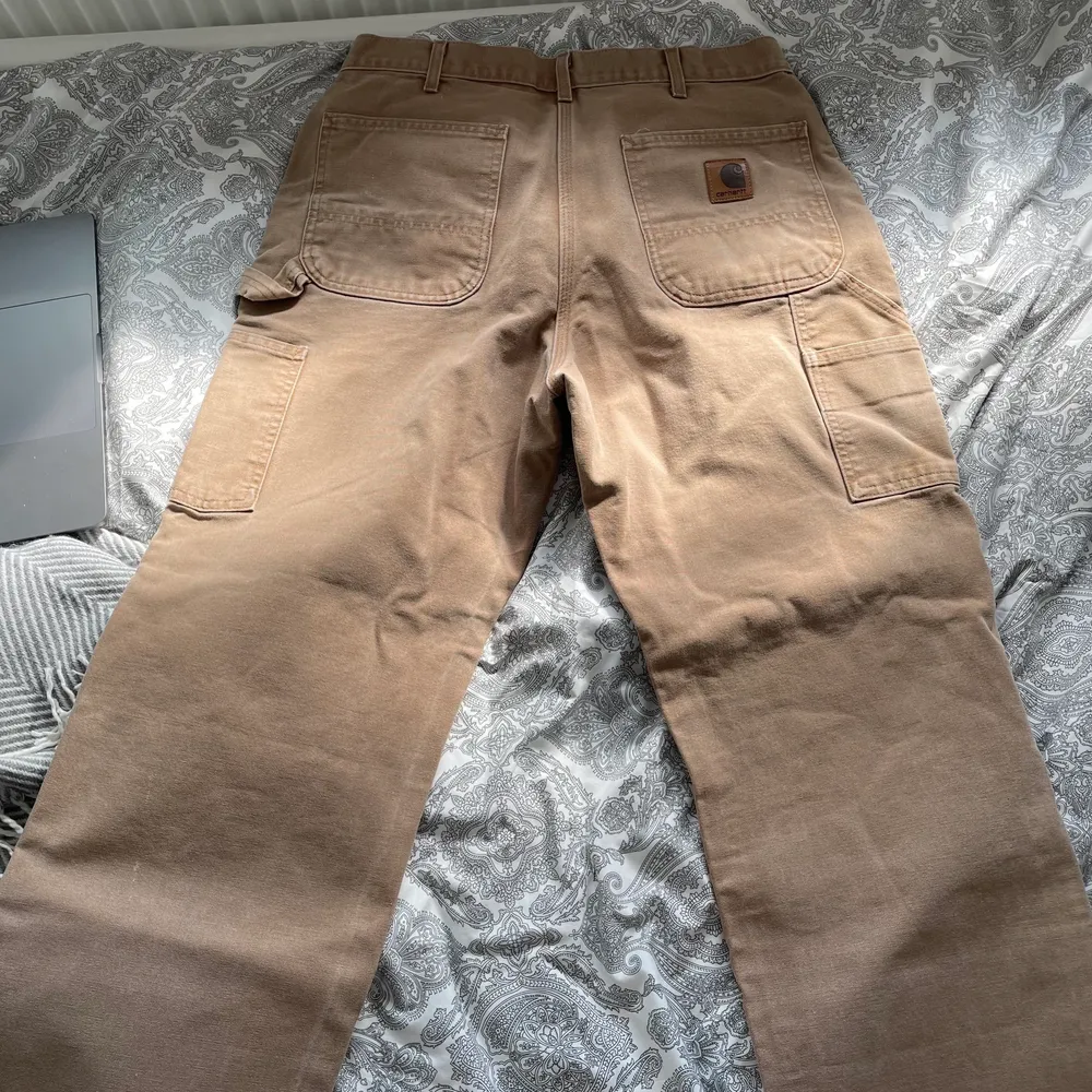 Säljer mina ljusbruna carhartt byxor. Inte använda utanför huset en enda gång. Säljer pga av har ett par andra carhartt jag andvänder mer/istället. Passar dock perfekt (190 lång). Byxorna på första bilden har mörkare färg. . Jeans & Byxor.