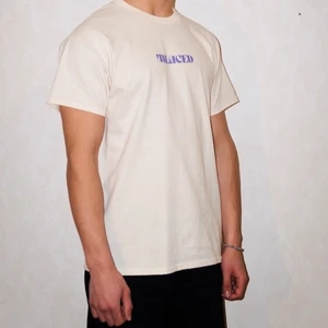 Unlaced Bas t-shirt ”A1 Cream White”  - Unlaced Bas t-shirt ”A1 Cream White”, Helt nya, storlek xs-xl. Vid mer info kolla till Unlaceduf på instagram.