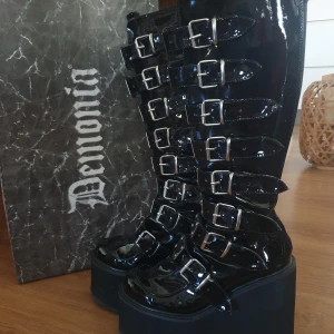 Demonia Swing-815 säljes - Säljer dotterns Demonia Swing-815 då hon bytt stil. Fint skick. Använda ett fåtal gånger. Konstläder. Vegan. Stl 5 UK, 38 EU, 8 US. Originalkartong medföljer.