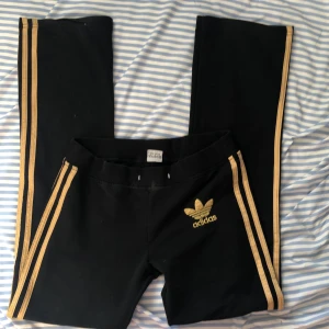 Adidas byxor - Bootcut adidas byxor. Storlek S. Har även en jacka man får köpa med som matchar i storlek 36. Byxorna passar 160-165. Byxorna 175kr + jackan = 230kr (tillsammans).