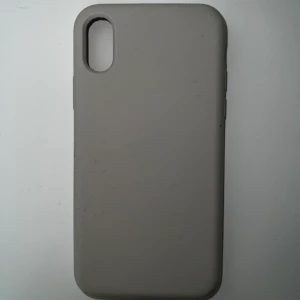 iPhone XS skal - Väldigt fint skal från okänt märke passande till iPhone XS. Det är i använt men fint skick. Skalet är i en hårdare typ av silikon. Köpare står för frakten!