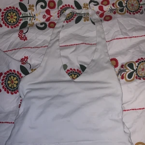 Croptop - En gullig vit croptop, förliten och använd ca två gånger.