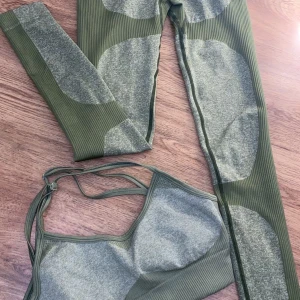 Tränings set - Oanvänt tränings set! i bra skick 💕pris kan diskuteras, skriv för fler bilder :)