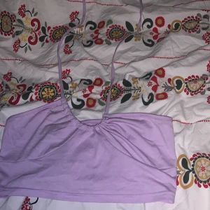 Croptop - Två st croptops som får brösten att sitta fint, både två är skesterbara, gröna använd ett par gånger den lila aldrig använd. Köp både för 200 eller en för 80.