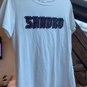 Sandro t-shirt - Jätte fin Sandro t-shirt, nypris runt 1000 säljer för 290