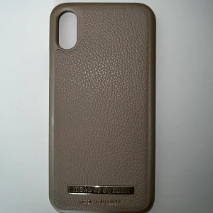 Ideal of Sweden skal iPhone XS - Väldigt fint skal från Ideal of Sweden passande till iPhone XS. Samarbetet mellan Ideal of Sweden och Negin Mirsalehi. Det är i använt men fint skick. Köpare står för frakten!