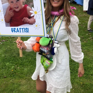 Student-set  - Ett vitt set perfekt till studenten. Kjolen knyts omlott och toppen är croppad. Använd endast en dag och är i nyskick! 