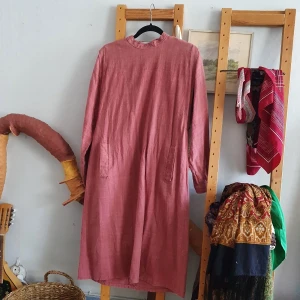 linneklänning vintage💕 - klänning i linne, ev bomullsblandning står ej! har fickor, fin knäppning vid axel. står "ateljesytt design IM" på lappen:-) inget att anmärka på!  axel: 44 arm: 60 byst: 50 midja: 53 längd: 113  200kr + 66kr frakt alt mötas på söder i sthlm🌷