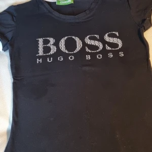 T-shirt - Fin Boss Tshirt, knappt använd så väldigt fint skick 🙂 Köparen står för frakten 💕