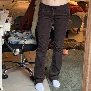 Y2k Manchester byxor  - Lågmidjade Manchester byxor, köpt på H&M för över 15 år sen💕 suuuper bra kvalitet eftersom dom knappast blivit använda🍂🫶🏻