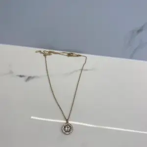 Säljer denna fina halsband oanvänd för 280kr