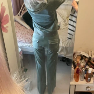 Juicy couture  - !!!LÅNADE BILDER!! Säljer juicy set 1900kr för båda eller 800kr/st Koftan i storlek M och byxorna i M,