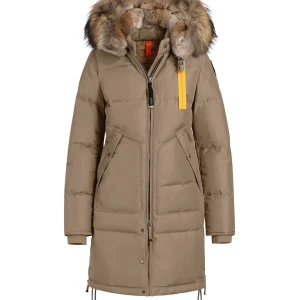 Parajumper Long Bear - Beige - Köpte jackan för 1,5 år sen och använd 1 vinter. Storlek S, jag är 160 och passar perfekt! Har galje, extra pjs logga (i beige färg) om man vill byta, och etikett kvar. Vid mer bilder är det bara att skriva! Nypris 9.999kr