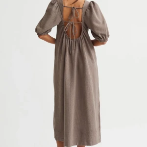 Brun klänning från H&M - Brun klänning från H&M med öppen rygg. Storlek M. Säljer på grund av att den är lite för liten för mig och därför endast använd en gång.