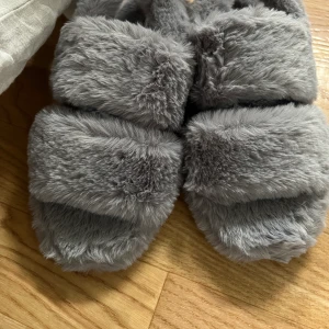 Gråa Tofflor - Jättesköna gråa tofflor, helt nya och aldrig använda. Kommer i orginalförpackning 🍁❤️‍🔥 Nypris: 259