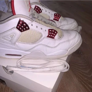 Jordan 4 metallic red - Ett par Jordan 4 i storlek 44/us10. Skorna är använda sparsamt i 6 månader. Pris kan diskuteras. Box och kvitto finns