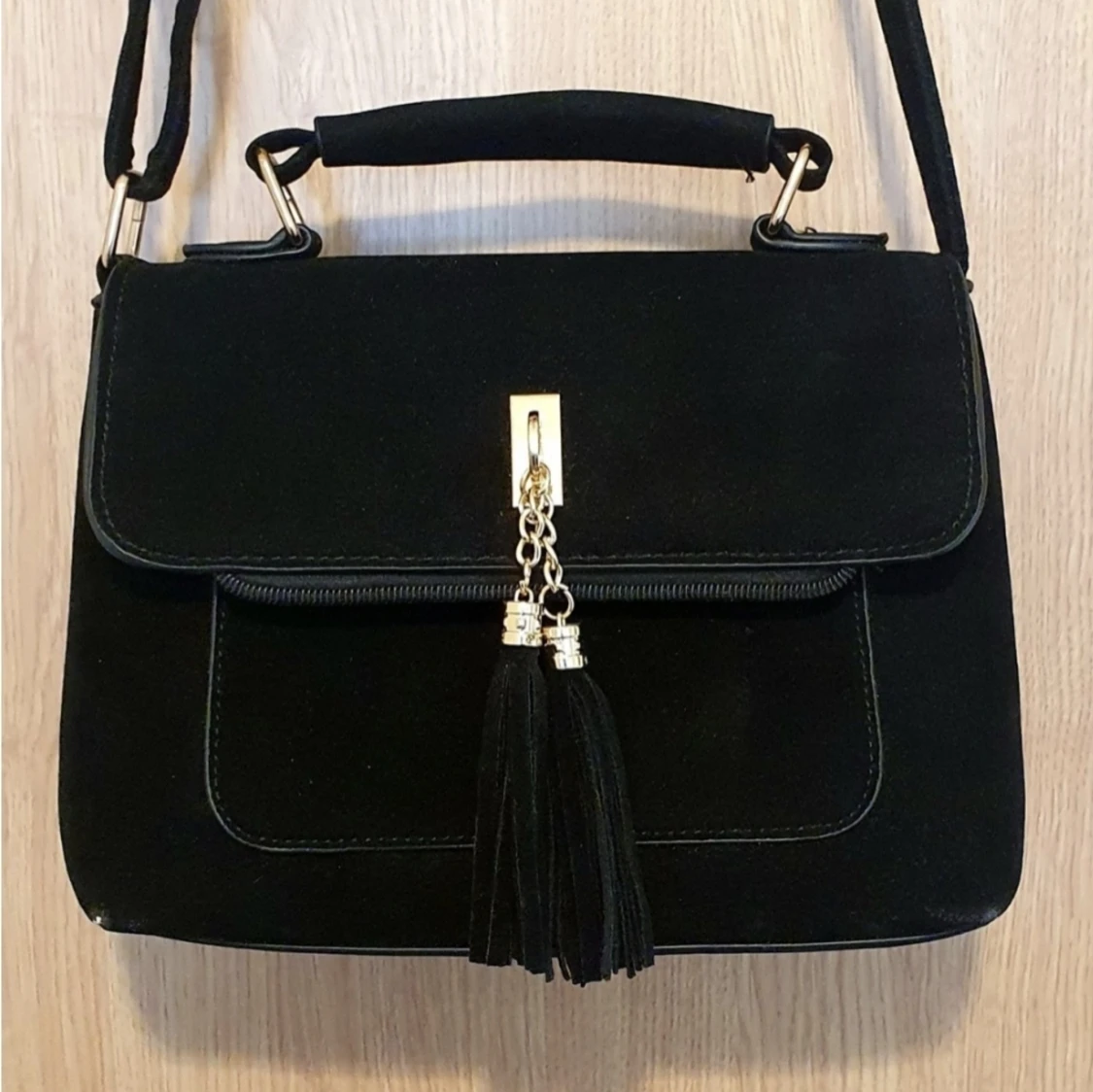 Svart Väska, Gulddetaljer