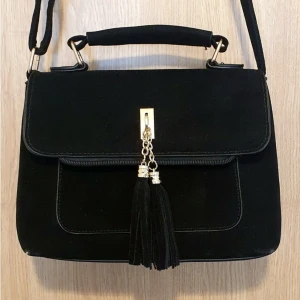 Svart Väska, Gulddetaljer  - Använd vid ett tillfälle. Nyskick. Samfraktar gärna. Billigare frakt (49kr) om du kontaktar mig innan du väljer Köp Nu