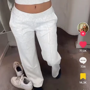 2 Lågmidjade mjukisbyxor  - Säljer 2 lågmidjade mjukisbyxor eftersom ja råkade beställa 3st. Prislappen sitter på dem i xs men inte på dem i s, dem är helt slutsålda på hemsidan. Jättefina och älskar materialet 