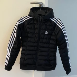 Adidasjacka - Knappt använd adidasjacka! Varm o skön i vinter 🥰 frakt tillkommer💕