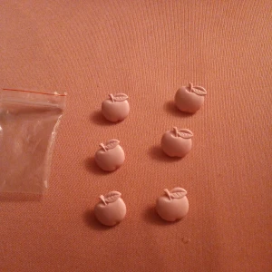 Äppke knappar Rosa 6 stycken . - Fina rosa äpple knappar sex stycken ca 2 cm stora.plast. Hämtas i Skene alt skickas o fraktfritt o Swishbetalning tillämpas .