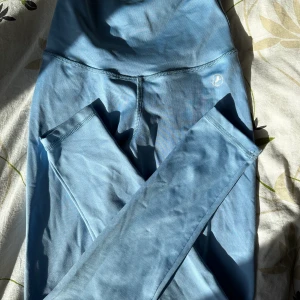 Tränings tights  - Blåa träningstights i XS från ABS2B fitness Apparel. Högmidjade  100kr❗️