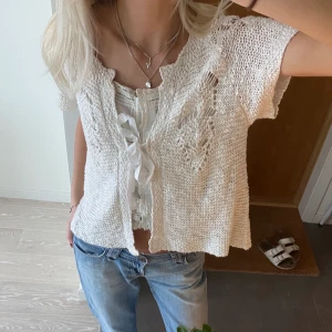 Kortärmad kofta - As snygg stickad kofta med korta ärmar och knytning