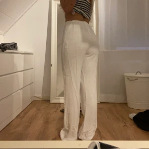 Bianca ingrossos linnebyxor x nelly  - Hej! Säljer dessa snygga linnebyxor från Biancas kollektion med Nelly i somras. Då de är för långa har de släpats de gånger jag haft dom på mig i marken. Men annars superfint skick. Resoren i midjan är vikt på ett speciellt sätt. Fråga för bild. 34 str 