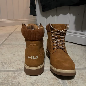 FILA skor storlek 37 - Skorna är använda 3 gånger, väldigt bra skick och luktar fortfarande nytt. 300kr + frakt 