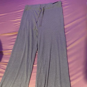 Mjukis - Säljer mina mjukis byxor i strl S som är i ganska fint skick. Färgen på dom är beige/ gråa. 