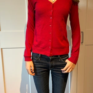 Röd kofta - Röd kofta i jätteskönt material. Fin passform. Står L/XL i storleken men passar mig som brukar ha xs-M