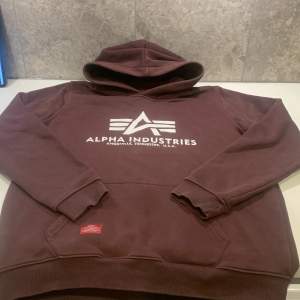 Säljer min Alpha industries hoodie för att den har blivit för liten   Skick 8/10  Swish eller kontant   Skickas ej