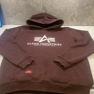 Alpha industries hoodie - Säljer min Alpha industries hoodie för att den har blivit för liten   Skick 8/10  Swish eller kontant   Skickas ej