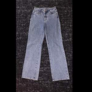 Väldigt fina jeans i modellen regular wide från bikbok, säljs pga att de blivit för stora. Skriv för fler bilder. Köparen står för frakten  
