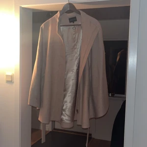 Kappa/ lättare höstjacka - Jättefin kappa/ höstjacka ifrån M&Q som är ifrån märket "stockh lm" köptes för 899 kr och är aldrig använd. Säljs för 500 kr + frakt