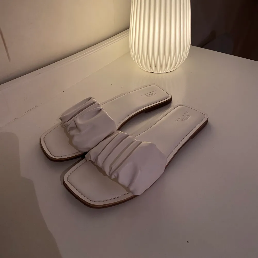 Superfina vita sandaler från ASOS. Endast använts vid två tillfällen så inga defekter alls. Storlek 40, köparen står för frakt🥰. Skor.