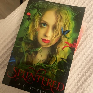 Bok Splintred  - Första boken i serien splintred. Aldrig läst så i nytt skick. Skriven av A.G. Howard 