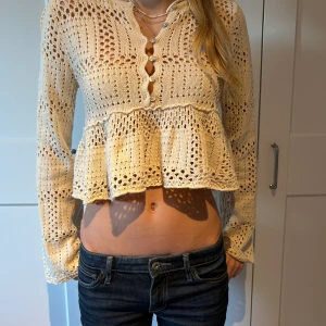 Stickad topp - Jättefin stickad topp från Zara. Aldrig använd. Strl S men passar mig som brukar ha M.