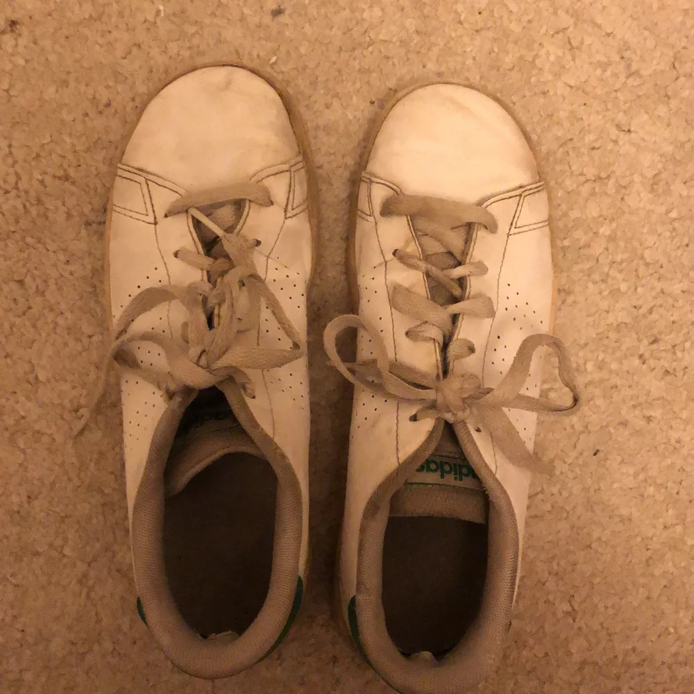 Hej, jag säljer Adidas skor dom är smutsiga men går att tvätta! Har använt dom när jag var liten.. Skor.