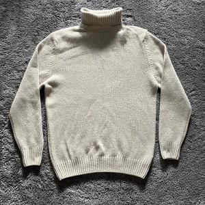 Zara turtleneck - Alldrig andvänd och är i mycket bra skick. Meddela för intresse eller mer information!