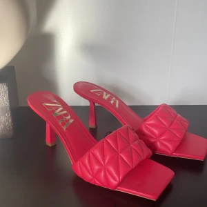 Klackskor  - Klackskor från Zara i en jätte fin färg som aldrig kom till användning tyvärr. Storlek 38 passar mig som har 37/38. Köpta för 400kr. 