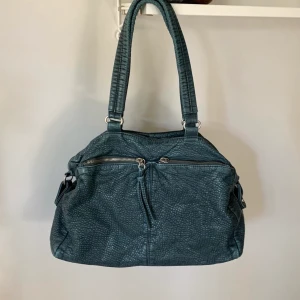 Vintage axelväska - 🖤 KLICKA INTE på köp nu, kontakta mig vid intresse! 🖤 Unik blågrön mellan/stor axelväska i ormskinnsmaterial och med silverdetaljer, från märket Curuba! Perfekt som skolväska