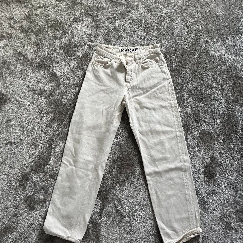 KARVE jeans Pris: 390kr Färg: Cream white Size XS Frakt: 66kr (spårbart, 1-2 dagar leveranstid). Jeans & Byxor.
