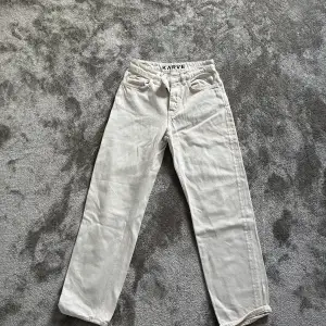 KARVE jeans Pris: 390kr Färg: Cream white Size XS Frakt: 66kr (spårbart, 1-2 dagar leveranstid)